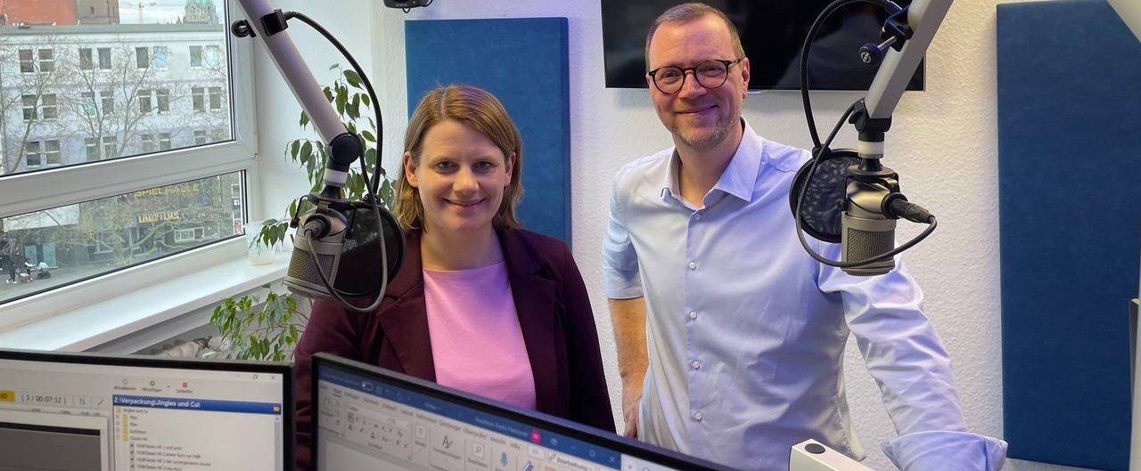 Julia Hamburg im Studio von Radio Hannover