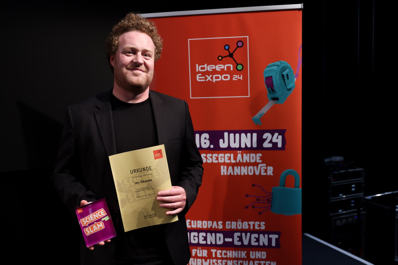 Jan Häusser mit Science Slam Preis