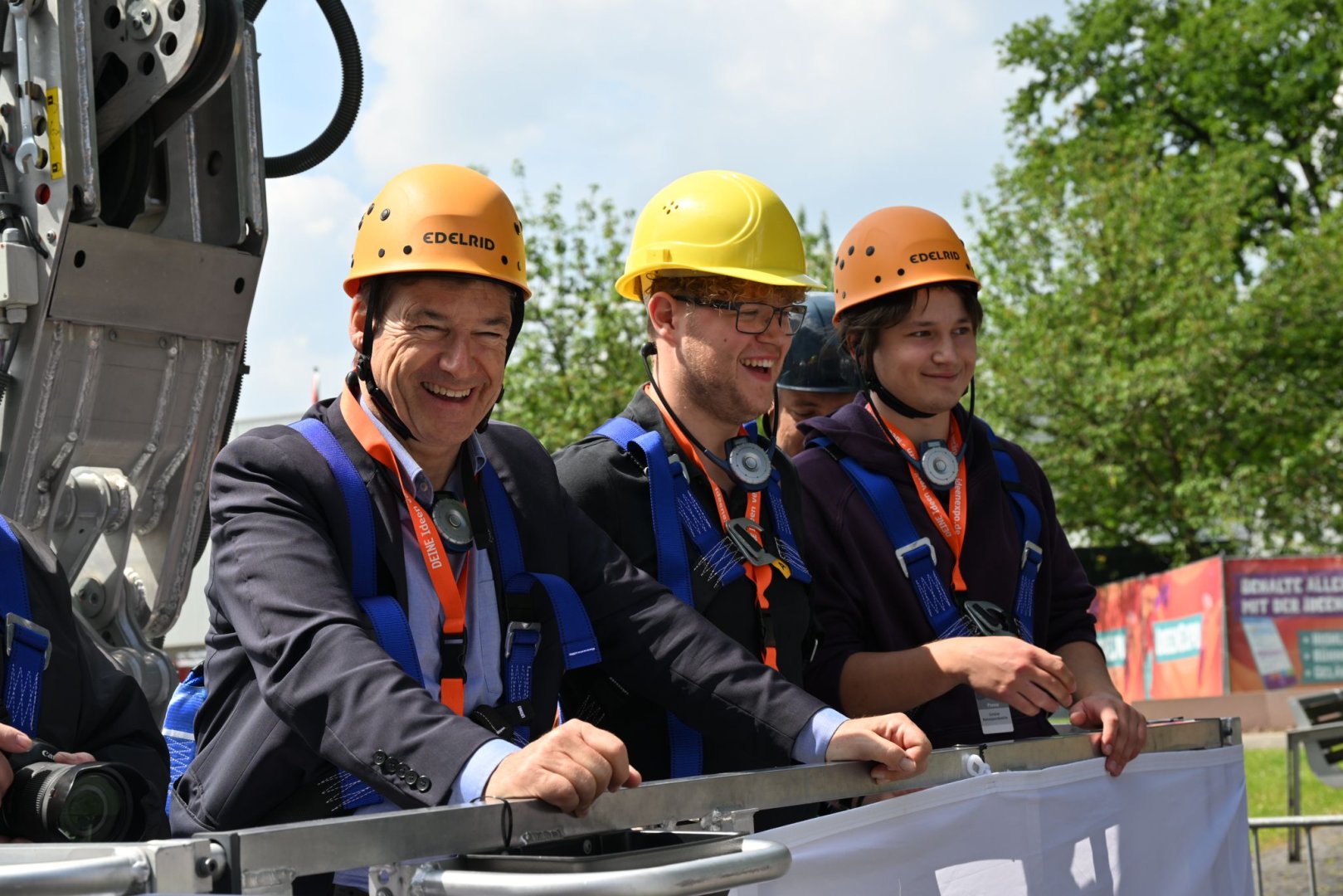Dr. Volker Schmidt, Aufsichtsratsvorsitzender der IdeenExpo GmbH schaut beim Stand von "WirDachdecker" hoch hinaus. Foto: Matthias Falk